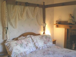 4 poster double bed