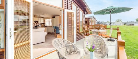 Glorious, spacious Daisy Lodge, south facing decking, views to the RiverAvon