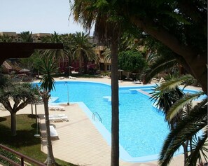 Large free-form pool with separate paddling pool