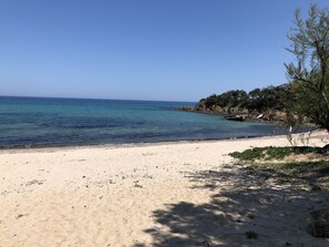 Plage de Fautea à 900 m de la villa 