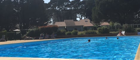 Piscine dans le parc de la résidence 