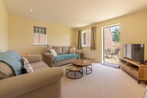 Seagrace, Heacham: Comfortable sitting room with garden access