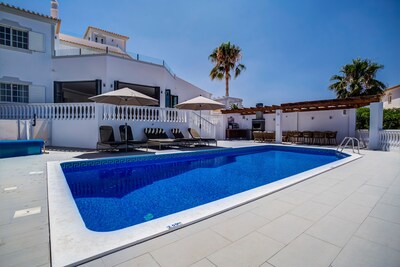 Casa do Sol - 4 bedroom luxury villa with pool, BBQ area & sea views, Carvoeiro