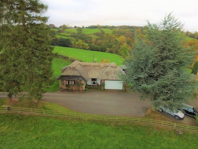 Luxuriöses, reetgedecktes, malerisches Ferienhaus mit Blick auf die Hügellandschaft