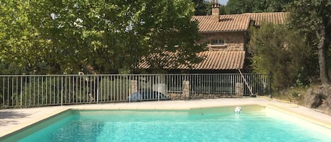 La maison vue de la piscine 