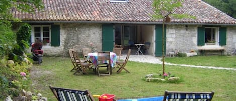 Façade sur le jardin
Soleil le matin et l'après midi, ombre des noisetiers