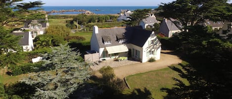 Maison dans beau parc arboré à 150 m de la mer à proximité de l'Hotel de la mer