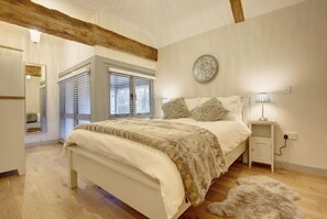 Owlets at Mulberry Barn, Heacham: Master bedroom
