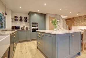 Ground floor: Gorgeous kitchen with marble worktops