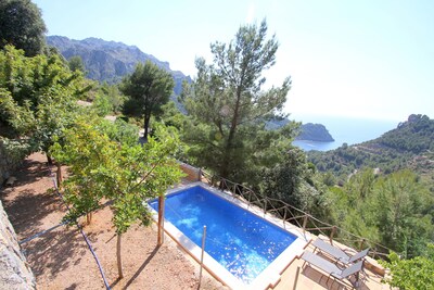 Kleines Haus in Cala Tuent mit Blick auf das Meer und die Berge. Privater Pool und kostenloses WIFI.