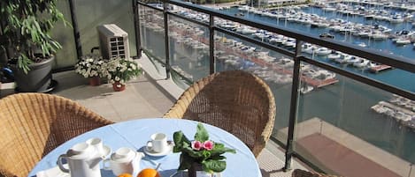 Terraza con vistas hacia el puerto, la playa y el pueblo