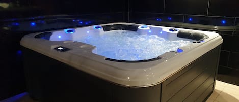 Private Jacuzzi for 7 people