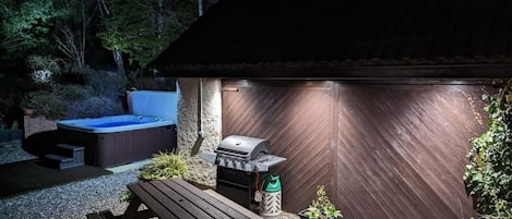 Lit hot tub and lighting in the landscaped garden. Picnic table, B.B.Q 