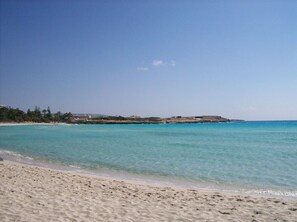  Beach few minutes stroll from villa 