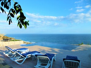 Your INFINITY pool & terrace