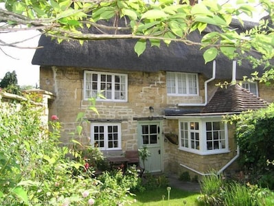 17th  CENTURY GRADE II LISTED THATCHED COTTAGE in THE HEART OF CHIPPING CAMPDEN