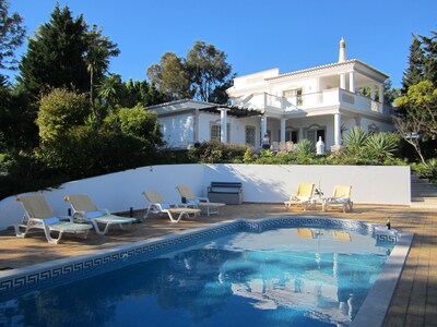 Villa con piscina privada, acceso directo al campo de golf, vistas al mar, a 5 minutos a pie de la playa 