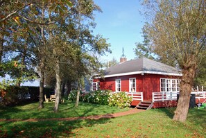 Seitenansicht / Garten hinter dem Haus