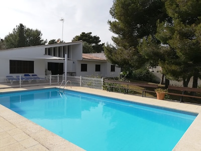 Villa de lujo con piscina privada, jardín y terraza, solarium y vistas al mar