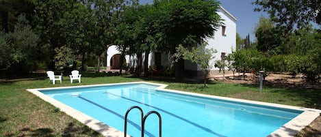 Piscina privada + Jardín