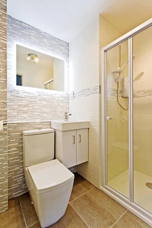 modern en-suite bathroom