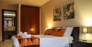 Bedroom suite, equipped with double bed, wardrobe, bedside table, air-conditioning with access to balcony