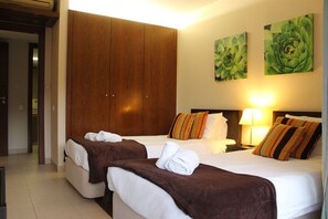 Single room with 2 single beds, air conditioning, wardrobe, bedside tables with access to balcony 