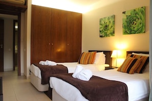 Single room with 2 single beds, air conditioning, wardrobe, bedside tables with access to balcony 