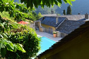 Piscine et bâtiments de la propriété;