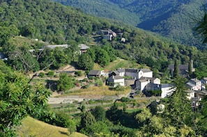 Partie du Village avec au centre, les bâtiments en "L" , la piscine et terrasses