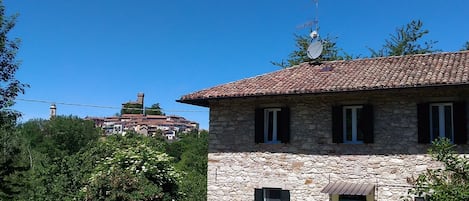 "Casa dei nonni"a 500 metri dal paese di Trisobbio tra Ovada e Acqui