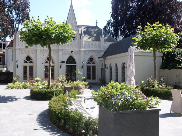 Wonderful Neo-gothic chapel for your exclusive use!