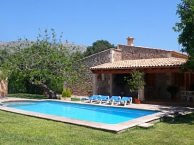 Villa tradicional de piedra mallorquina con piscina privada y amplio jardín