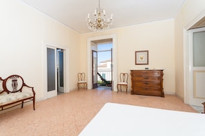 Double bedroom with view on the main square, Piazza Tasso, and on the bay.