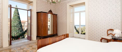 Double bedroom with view on Sorrento's bay and on main square, Piazza Tasso.