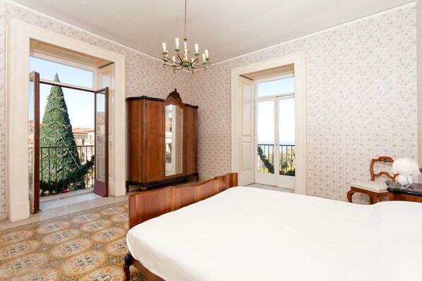 Double bedroom with view on Sorrento's bay and on main square, Piazza Tasso.