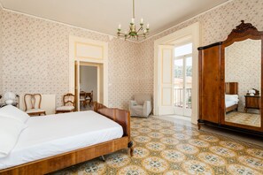 Double bedroom with view on Sorrento's bay and on main square, Piazza Tasso.