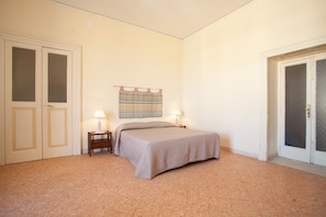 Double bedroom with view on main square, Piazza Tasso, and on the bay.