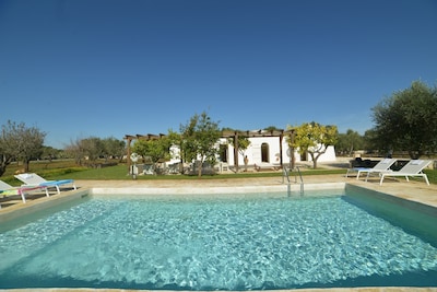 Trullo tradicional, 3 dormitorios y gran piscina en Ostuni, Puglia, Italia