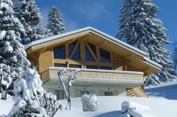 Chalet Chante-Clarine in winter