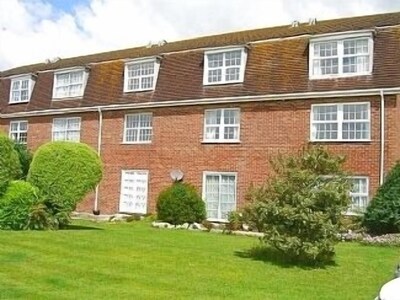 Duplex Style Luxury Apartment, few mins walk to local pub and cliff tops.