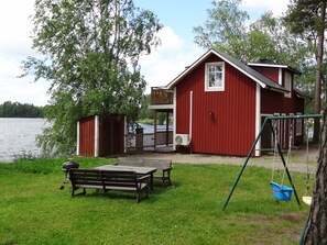 Gräsplätt vid sidan med utemöbler