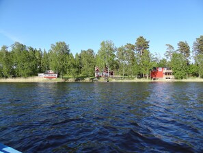 Vy från sjön som visar grannar