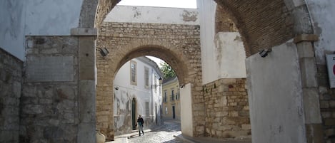 Arco do Repouso dentro das muralhas 