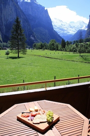 Uninterrupted views down the Lauterbrunnen valley