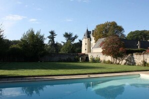 The Secret Garden hideout - Large pool with bar, summer games and dining area