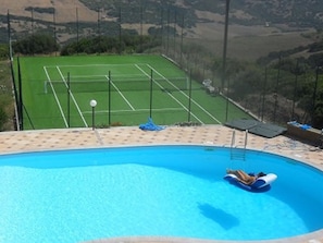 Relax in the pool with wonderful view on the sea