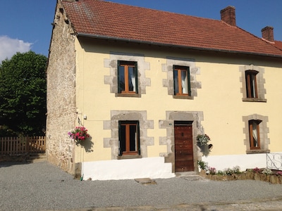 Familia grande Gîte para dormir 10, piscina climatizada, jardín y zona de juegos, y vistas impresionantes.