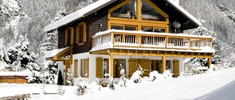 Chalet la Moraine in the Snow