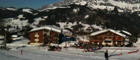 Le chalet vu des pistes (à gauche)